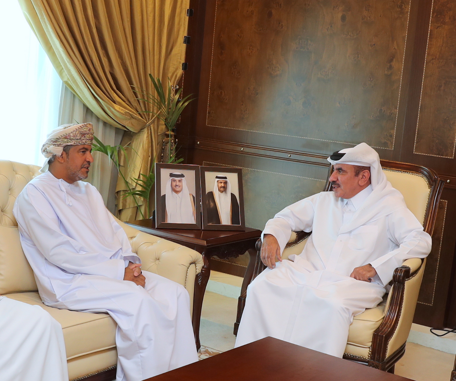 Minister Meets with Oman Transport Ministry Undersecretary