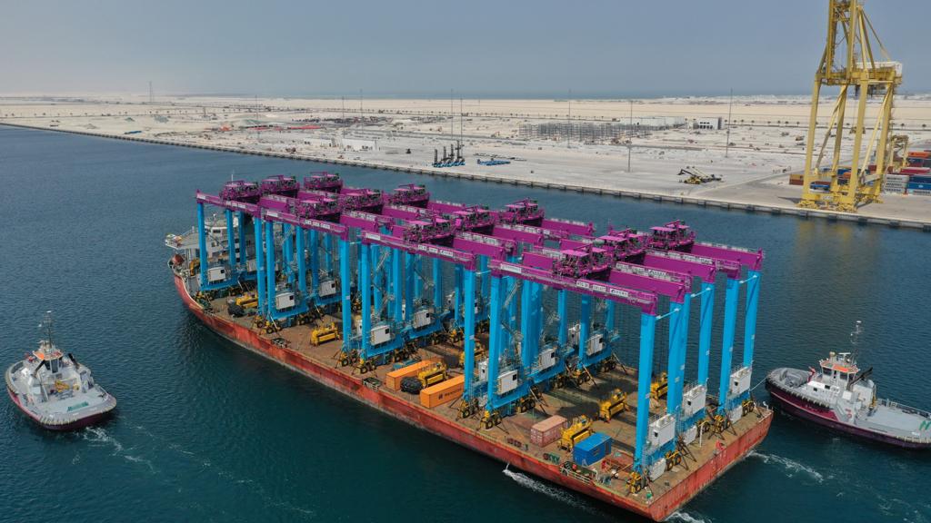 وزير المواصلات والاتصالات يشهد وصول أول سفينة إلى محطة الحاويات الثانية في ميناء حمد 